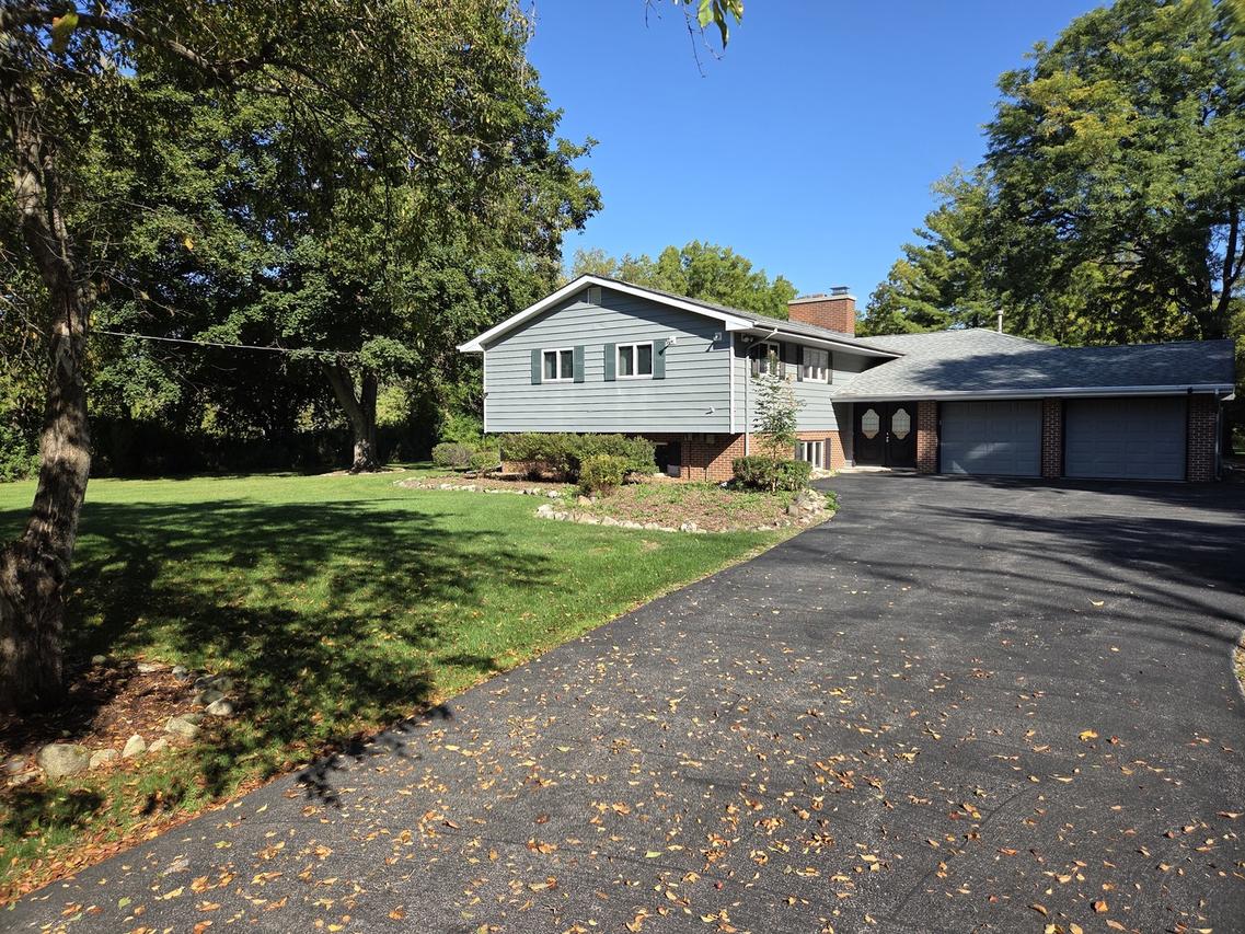 520 Eton Dr., North Barrington, IL 60010
