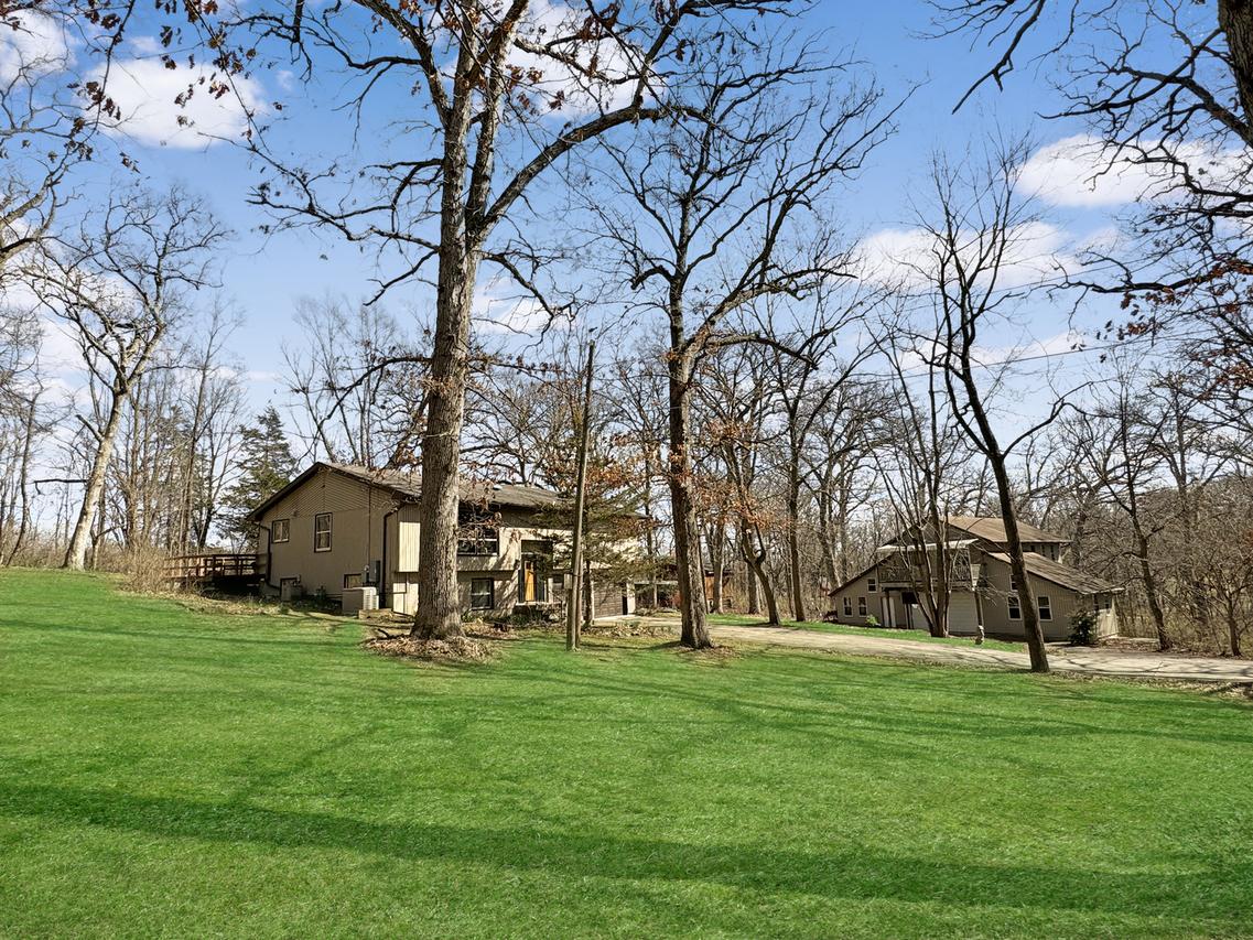 2581 Royal Oaks Dr., Freeport, IL 61032