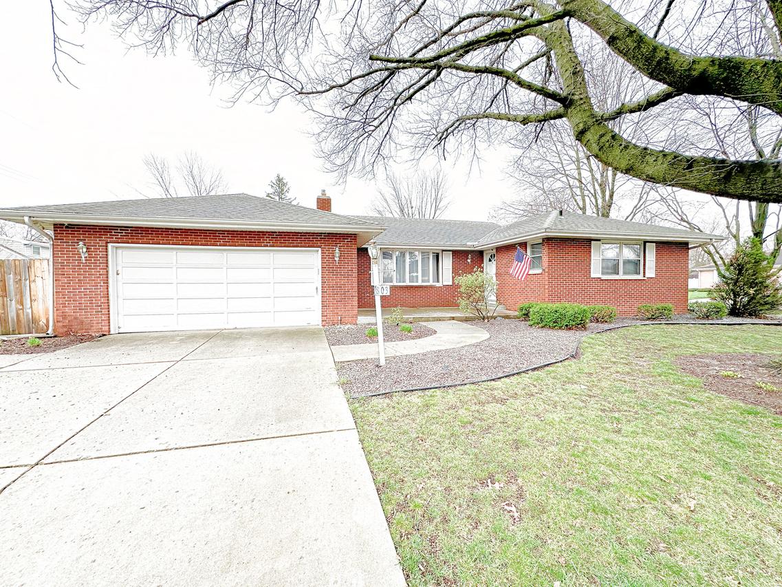 803 Robinhood Ln., Ottawa, IL 61350