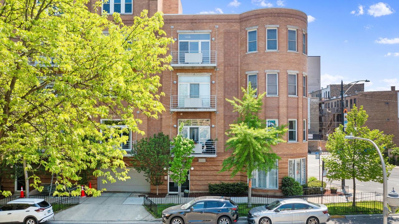 645 W Surf St. #B7, Chicago, IL 60657