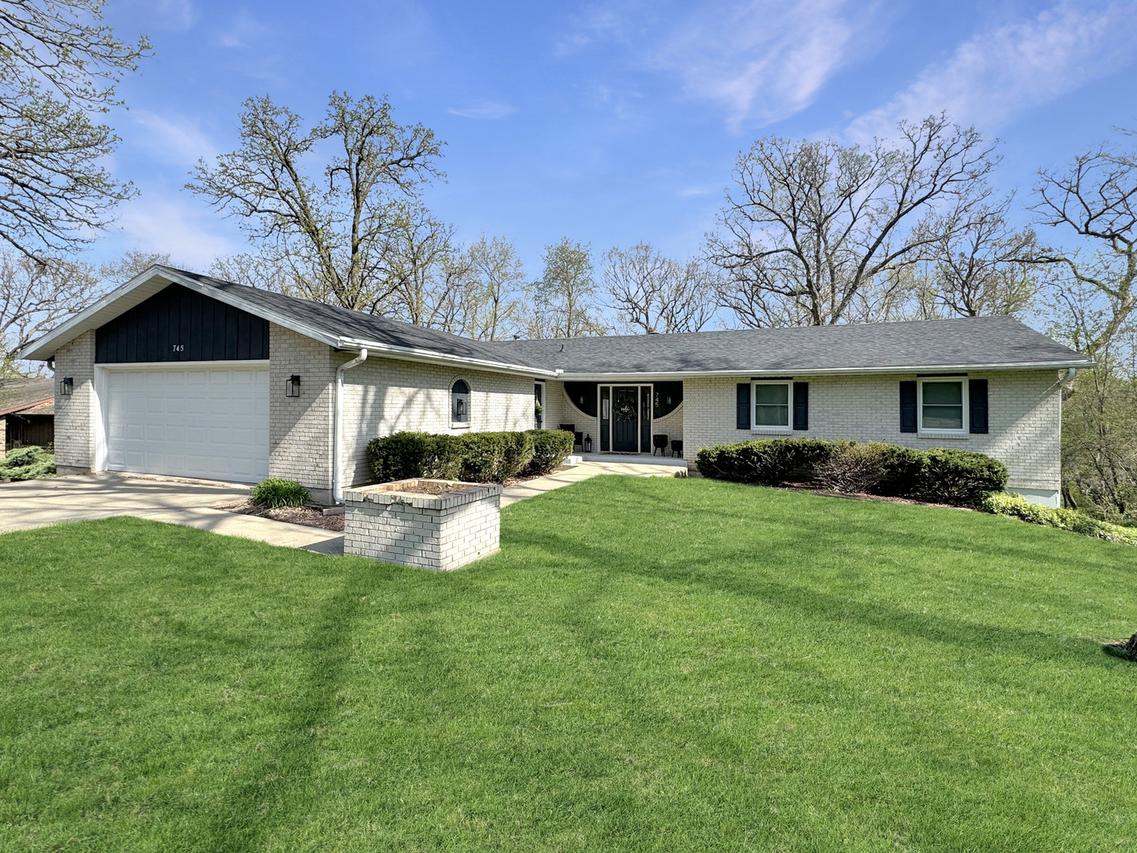 745 Santa Fe Dr., Freeport, IL 61032
