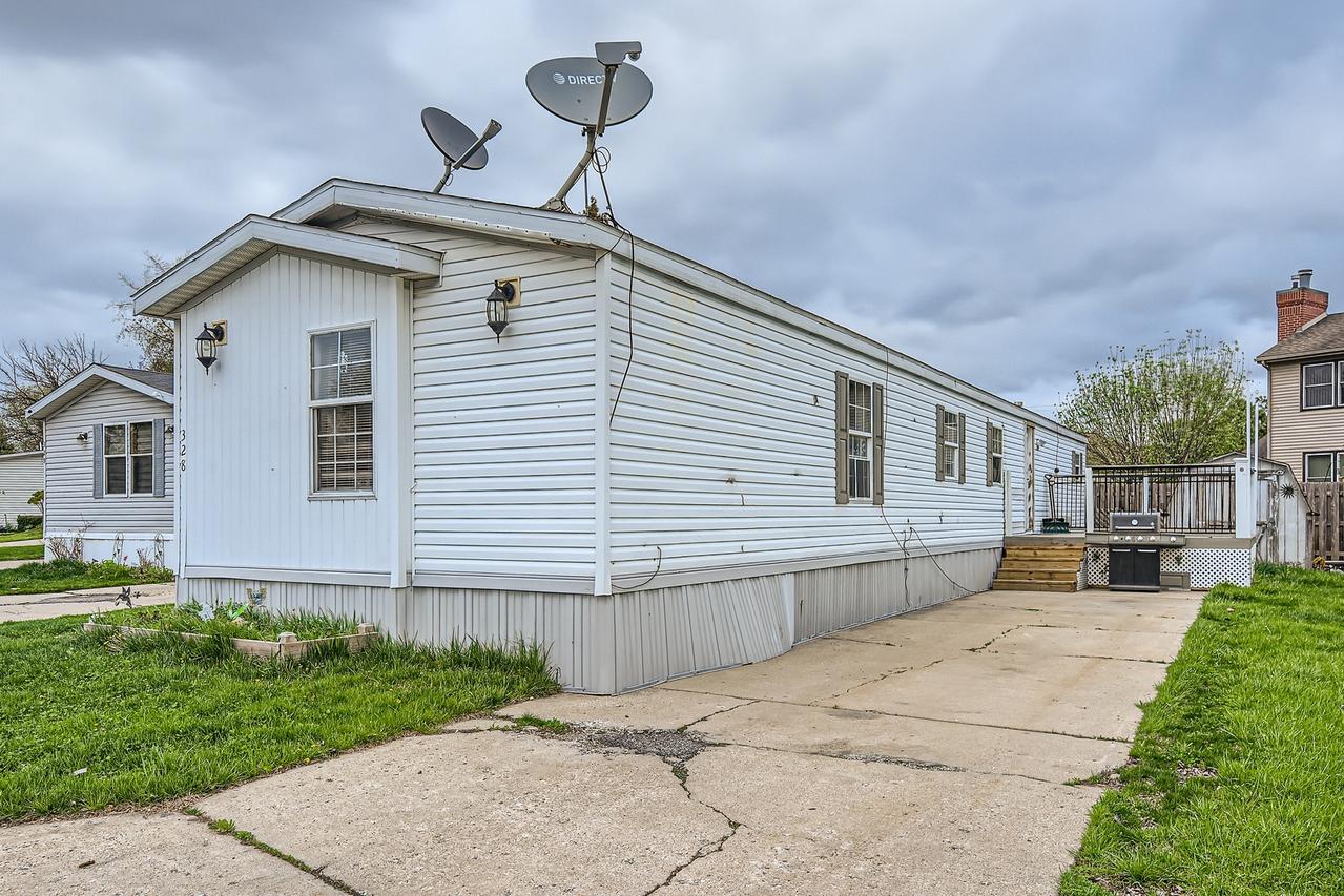 328 Surrey Rd., Wheeling, IL 60090