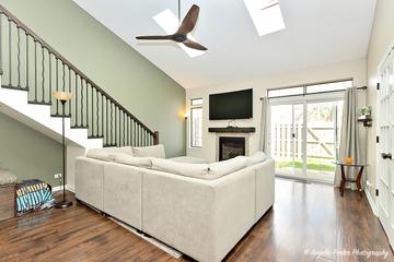 160 Woodstone Dr., Buffalo Grove, IL 60089