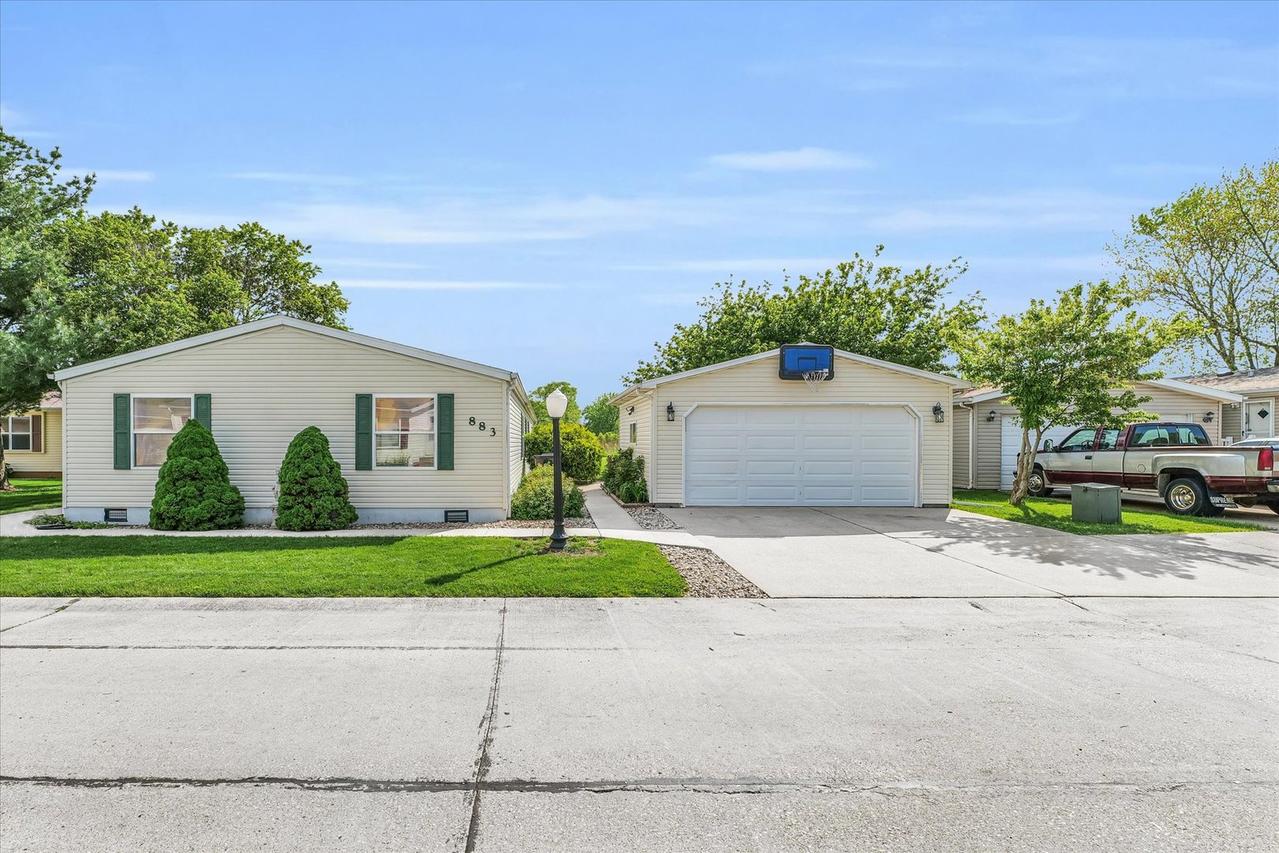 883 Peach Tree St., Urbana, IL 61802