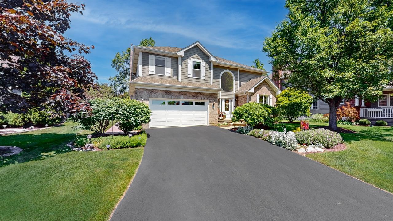 18 Park Place Cir., Hawthorn Woods, IL 60047