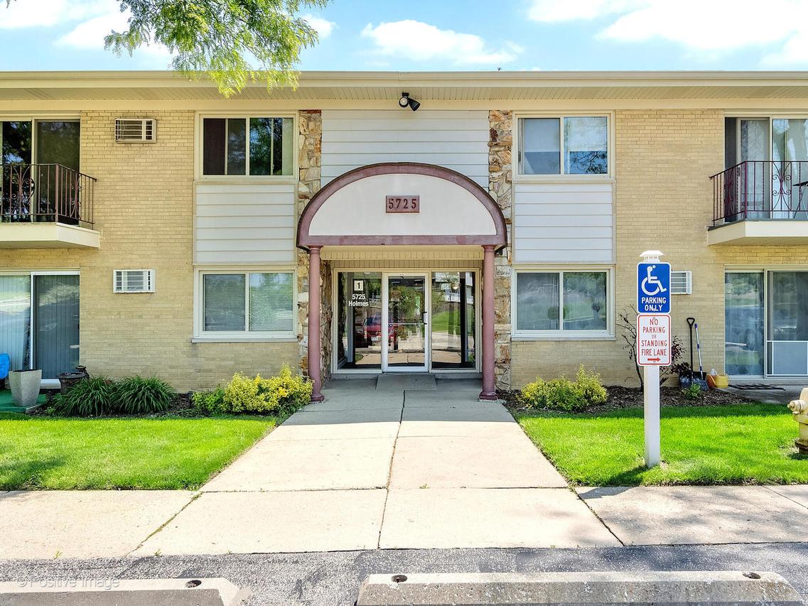 5725 Holmes Ave. #2, Clarendon Hills, IL 60514