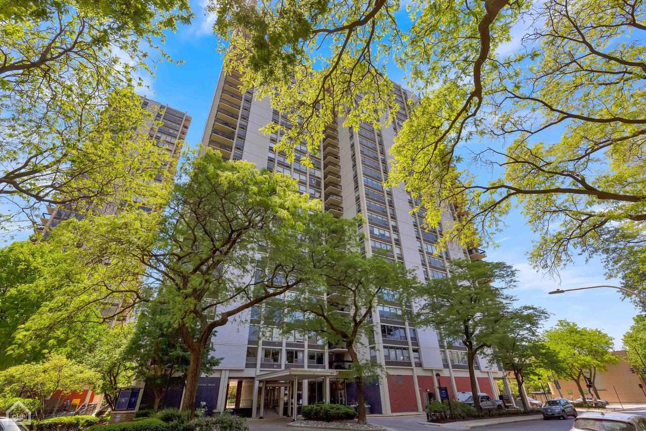 1360 N Sandburg Ter. #302C, Chicago, IL 60610