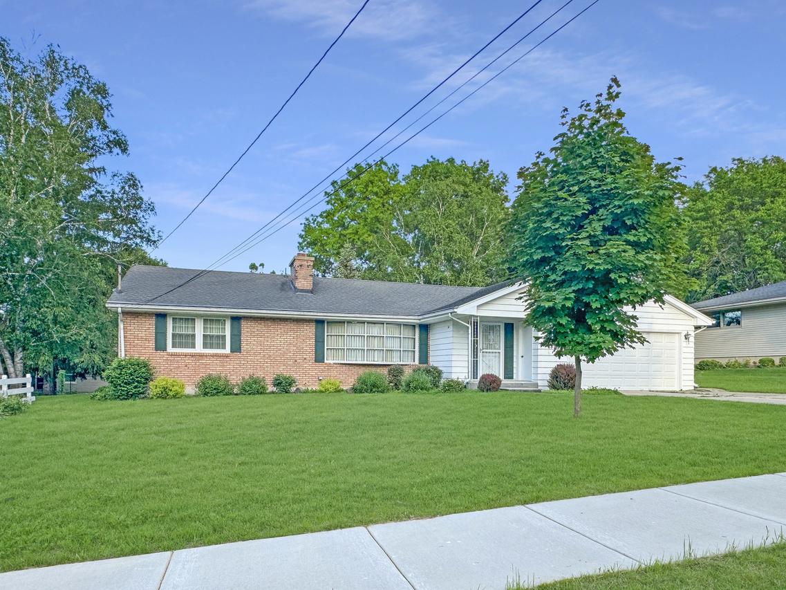 1853 Ridge Dr., Freeport, IL 61032