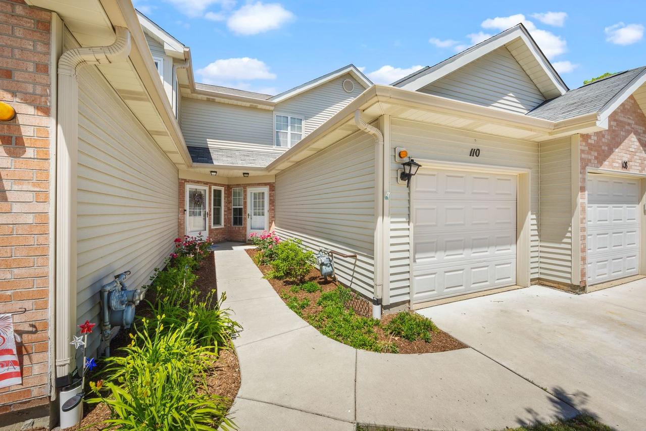 110 Golfview Dr., Glendale Heights, IL 60139