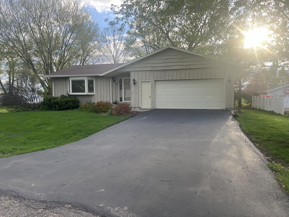 117 Wyler Dr., Dakota, IL 61018