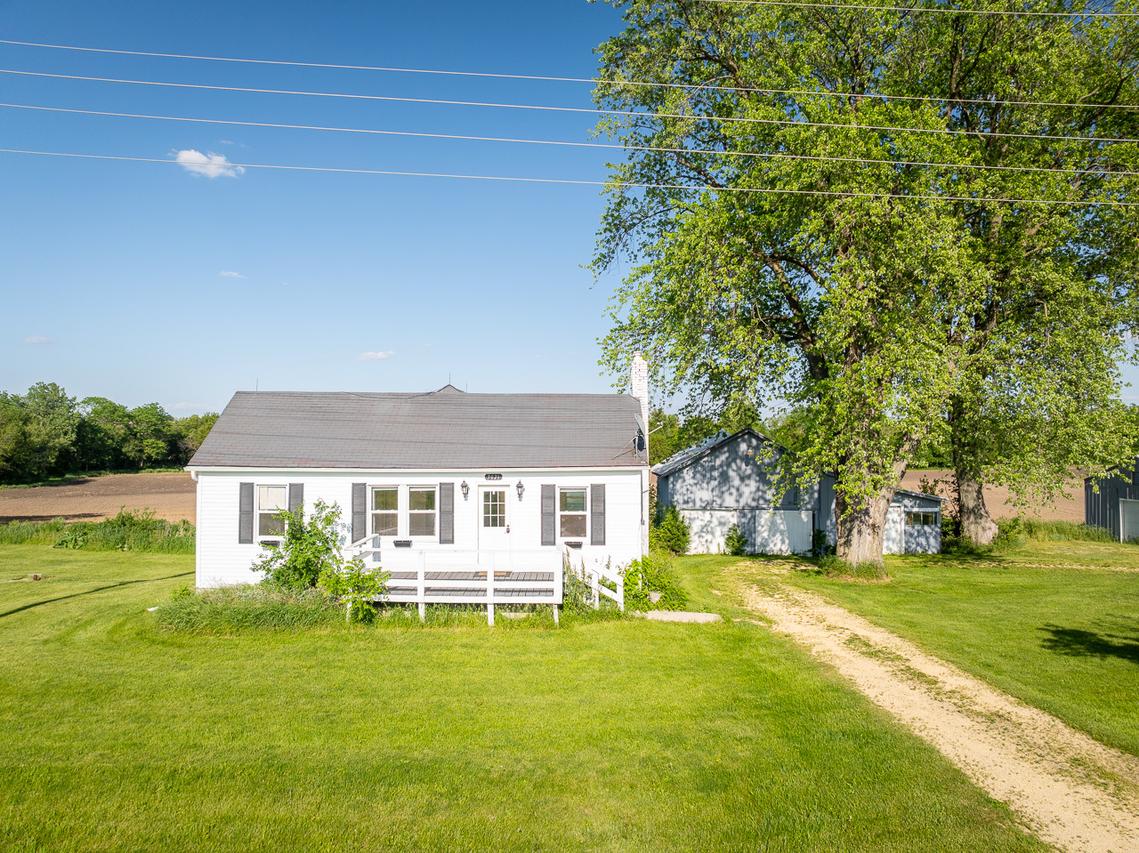 3021 N Dakota Rd., Freeport, IL 61032