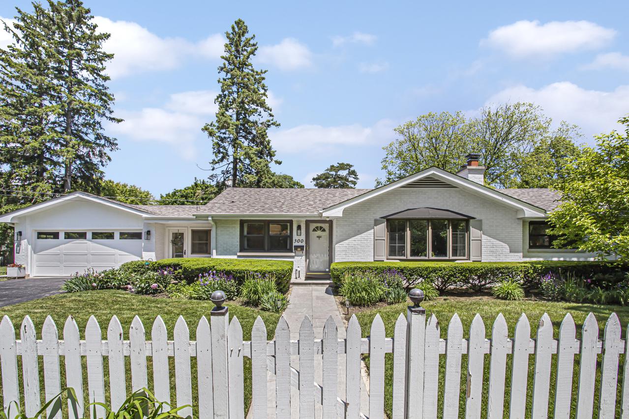 300 W Prospect Ave., Lake Bluff, IL 60044