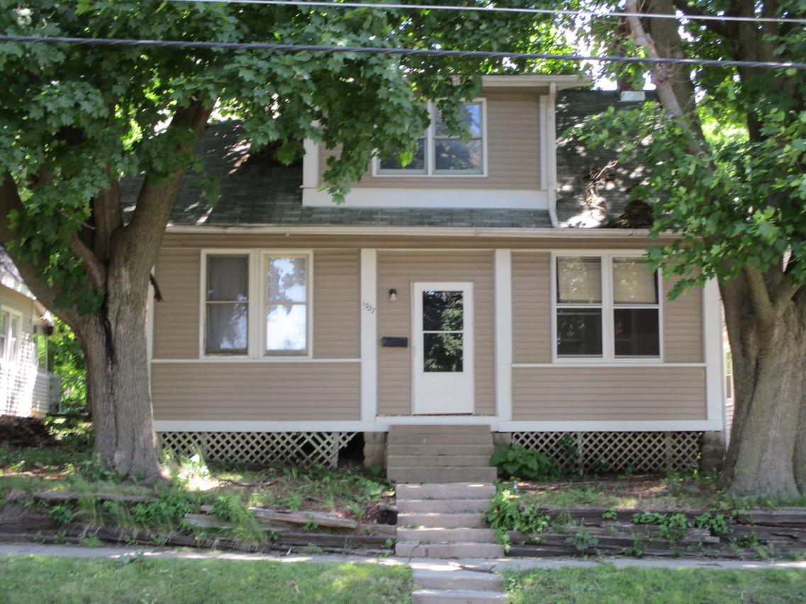 1327 S Walnut Ave., Freeport, IL 61032