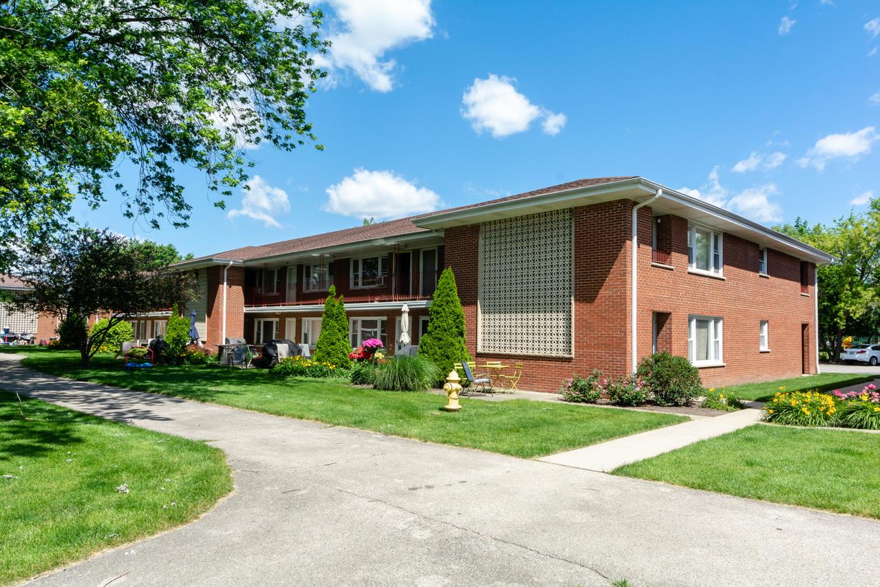 1103 Holiday Ln. #15, Des Plaines, IL 60016