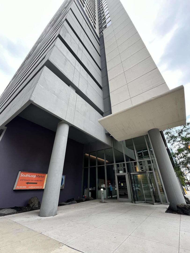 235 W Van Buren St. #P446T, Chicago, IL 60607