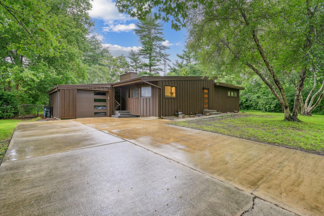 2011 Burlison Dr., Urbana, IL 61801