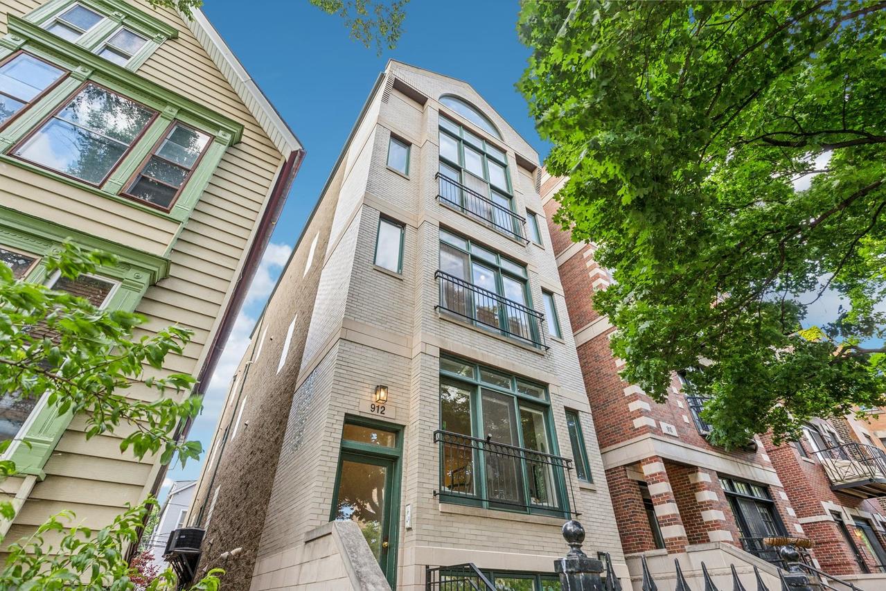 912 W Barry Ave. #2, Chicago, IL 60657