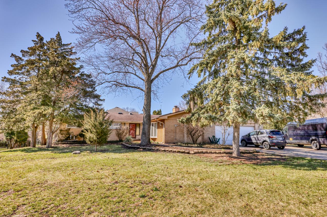 381 Mensching Rd., Roselle, IL 60172