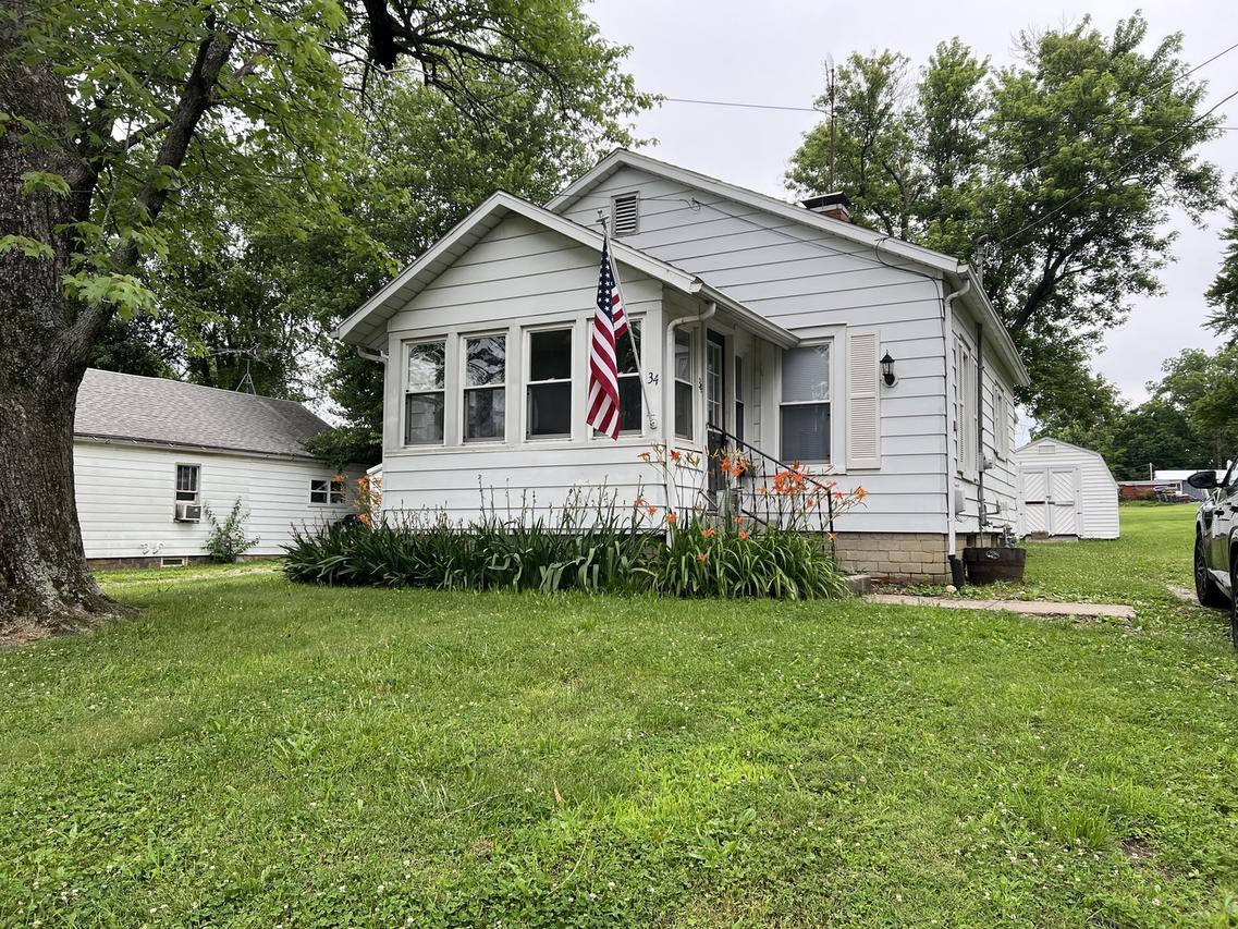 34 W Walnut St., Albion, IL 62806