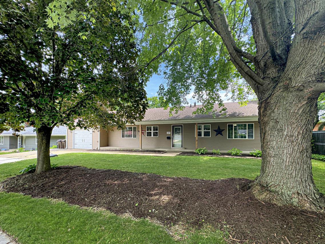 1877 Ridge Dr., Freeport, IL 61032