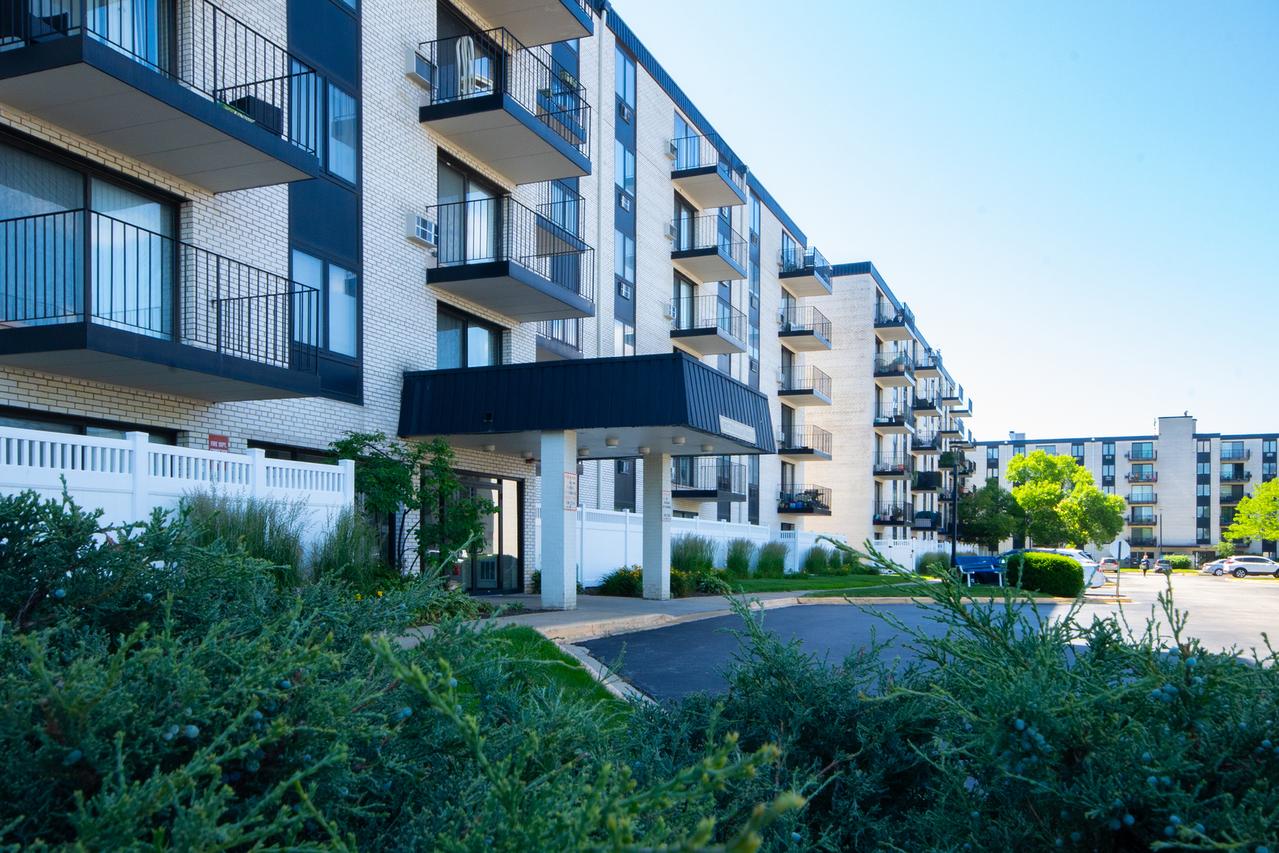 9737 N Fox Glen Dr. #6A, Niles, IL 60714