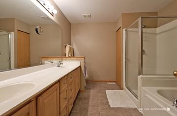 2145 Braeburn Dr. #E, Wauconda, IL 60084