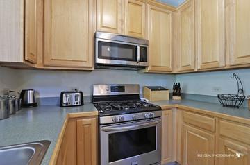 2145 Braeburn Dr. #E, Wauconda, IL 60084