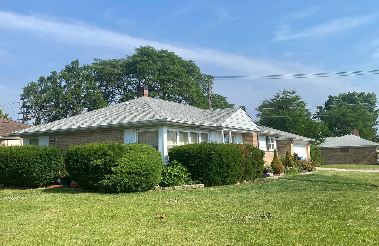 692 E Algonquin Rd., Des Plaines, IL 60016