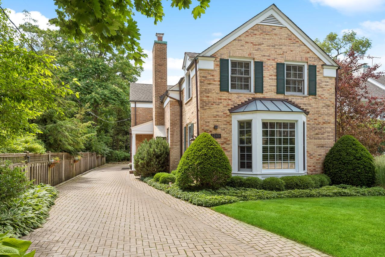 1249 Ridge Rd., Wilmette, IL 60091