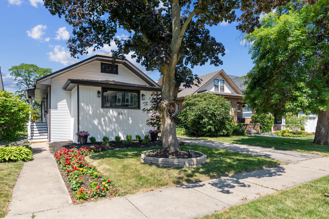 202 N Clinton Ave., Elmhurst, IL 60126