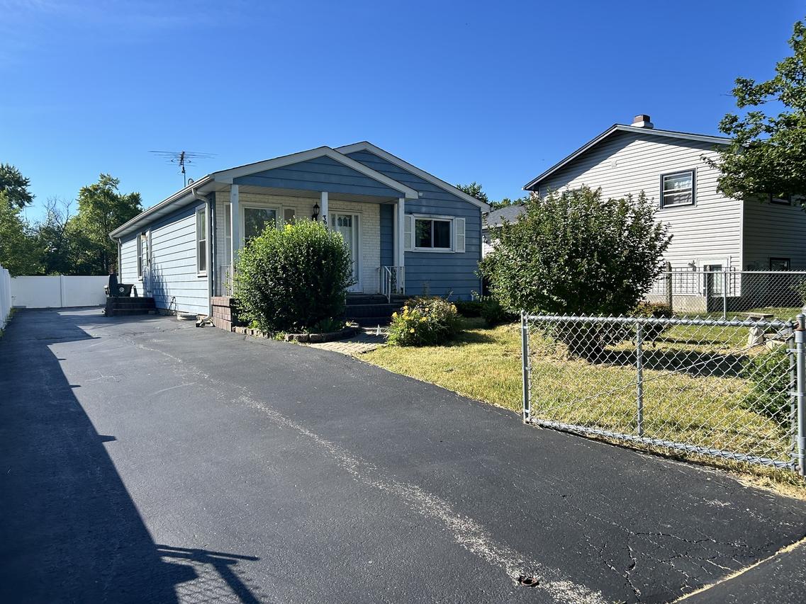 323 Lawn Ter., Round Lake, IL 60073