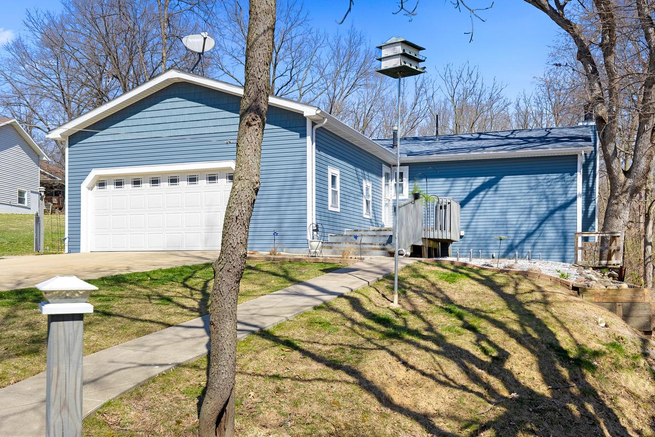 45 Roxbury Rd., Mackinaw, IL 61755