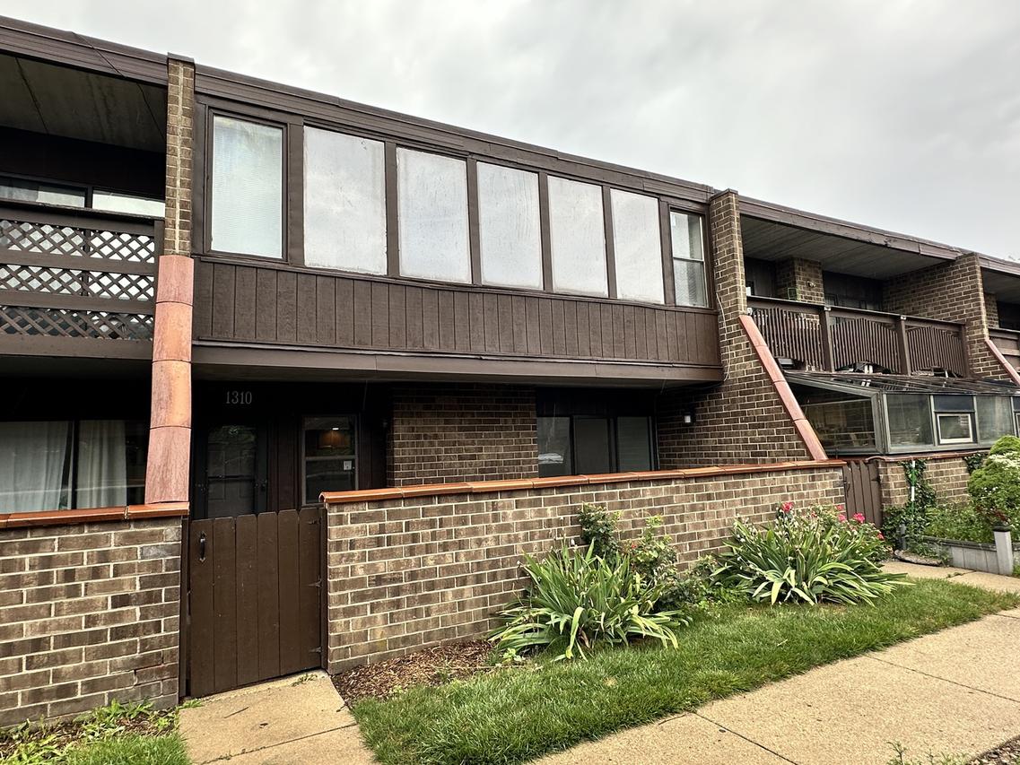 1310 Kenneth Cir., Elgin, IL 60120