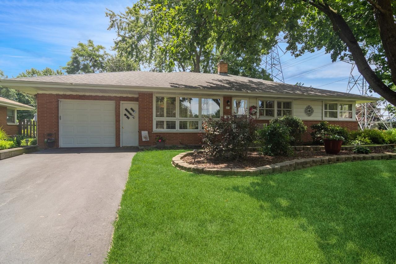 203 Bell Dr., Cary, IL 60013