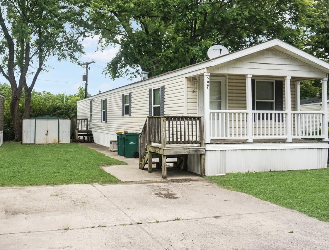 5 Oak St., Minooka, IL 60447