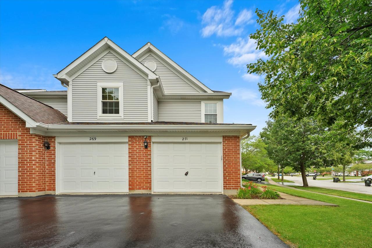 271 Regal Ct., Roselle, IL 60172