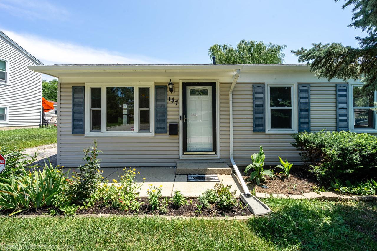 147 Cedar Cir., Streamwood, IL 60107