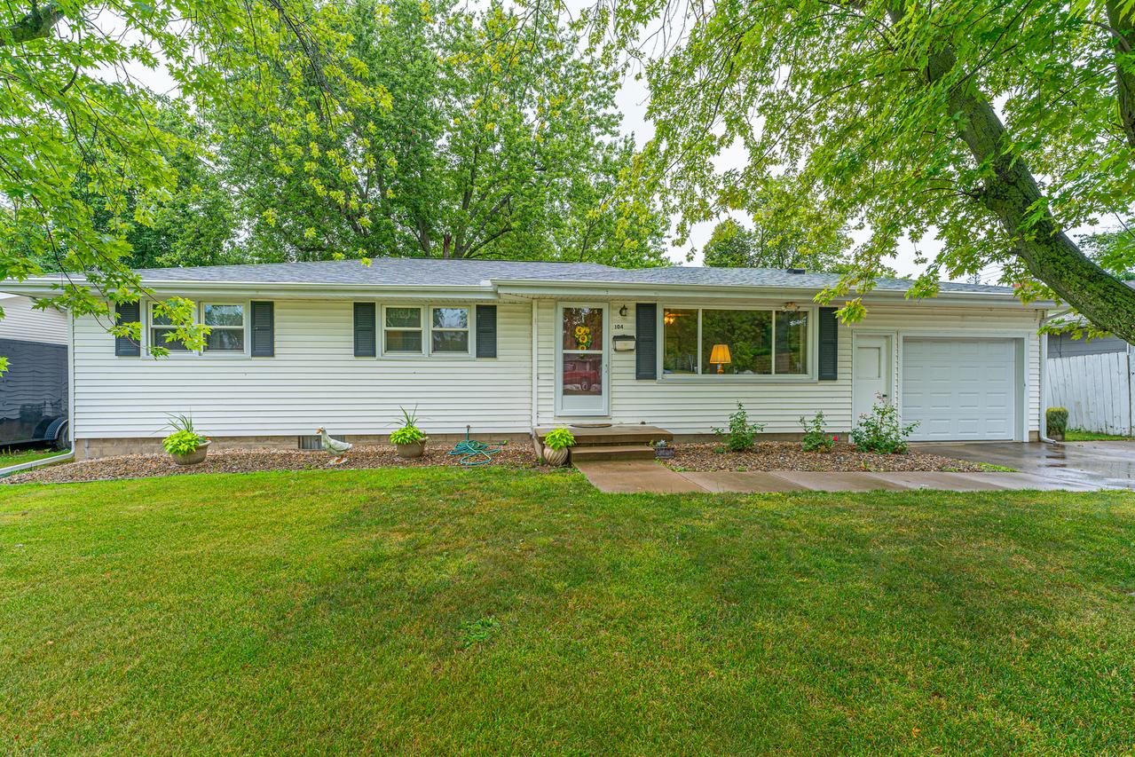 104 N 4th St., Roanoke, IL 61561