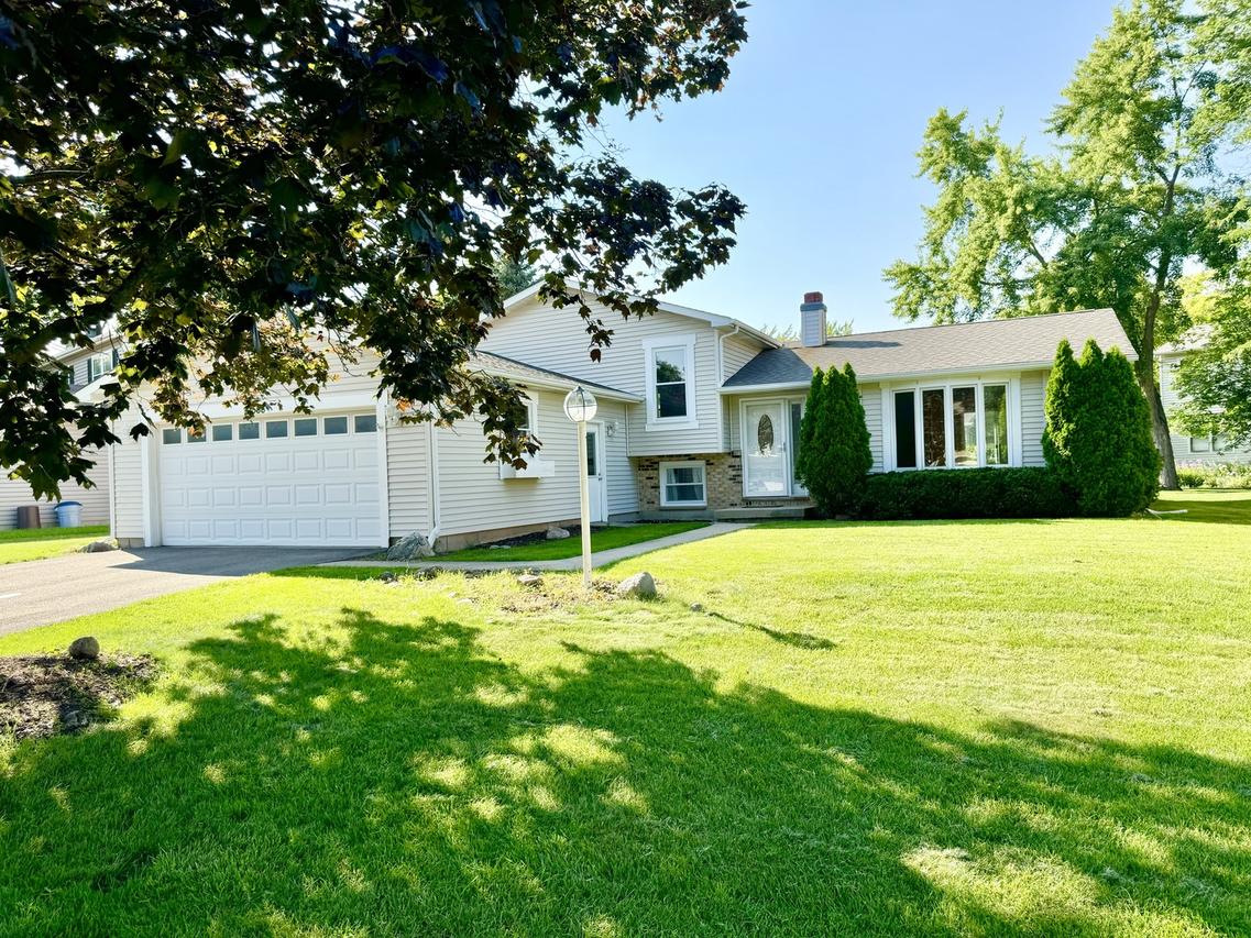17588 W Summit Dr., Grayslake, IL 60030