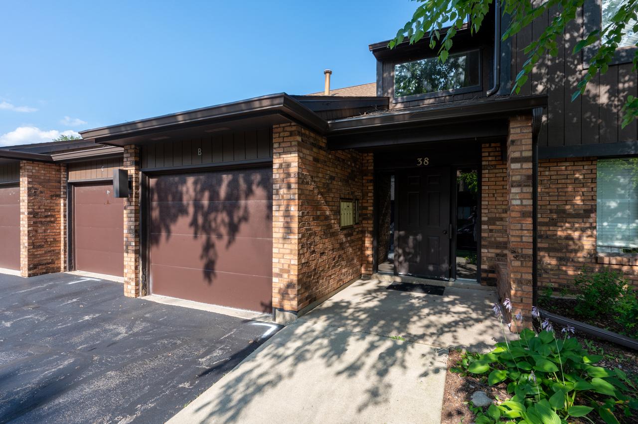 38 Creekside Cir. #D, Elgin, IL 60123