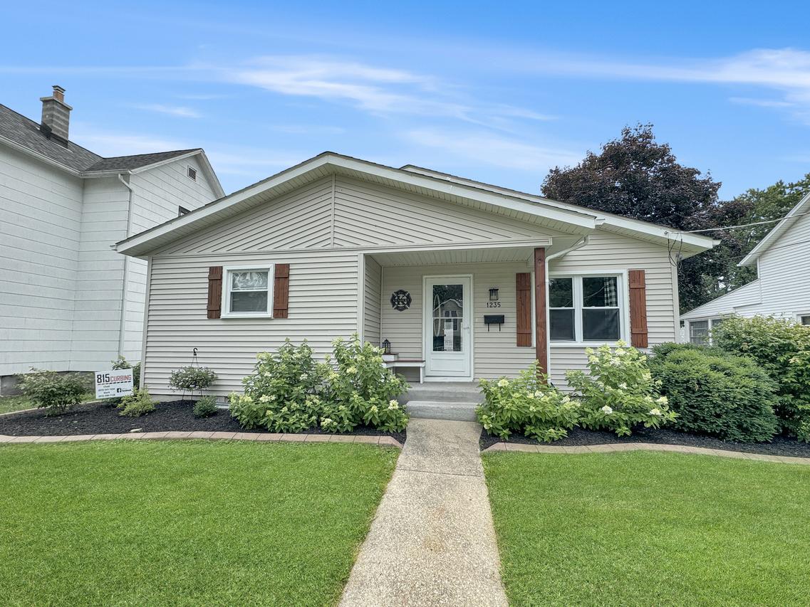 1235 W Harrison St., Freeport, IL 61032