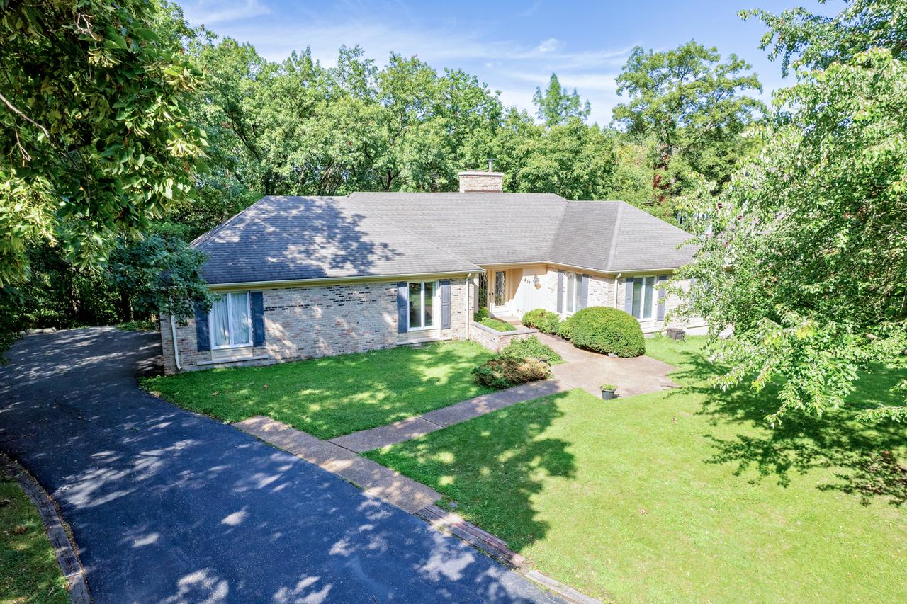 217 Lakewood Cir., Burr Ridge, IL 60527