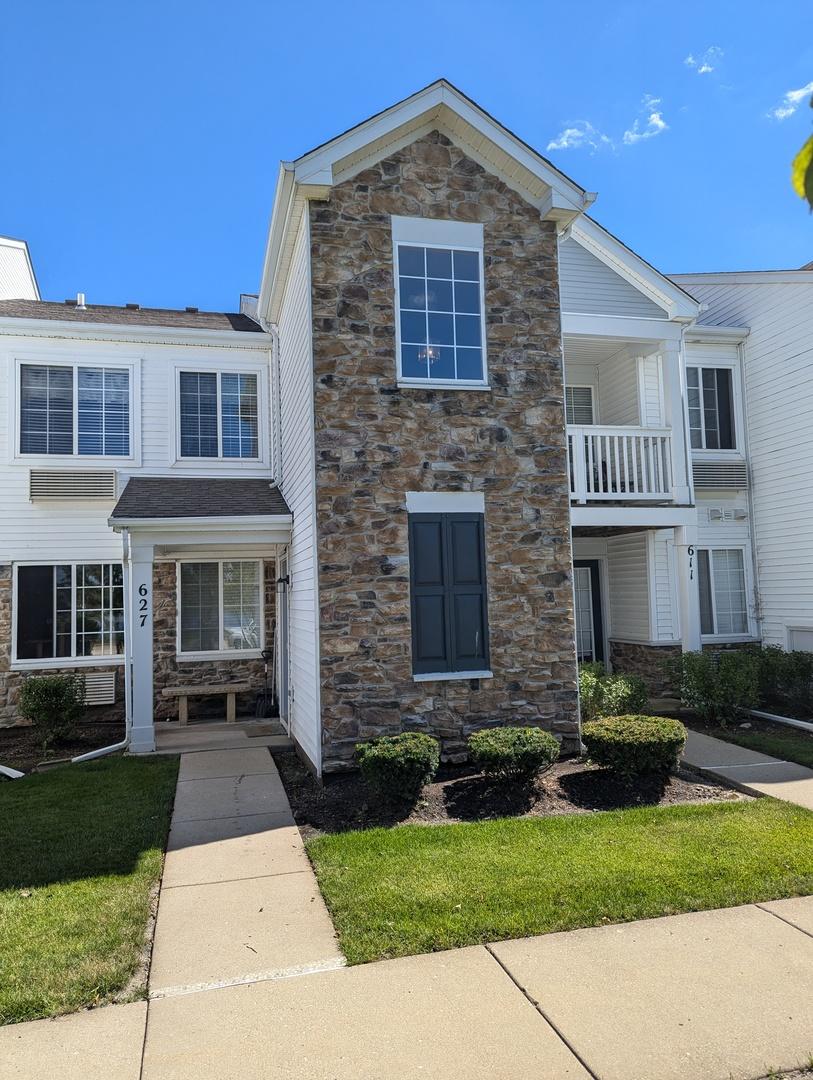 627 Silverstone Dr., Carpentersville, IL 60110