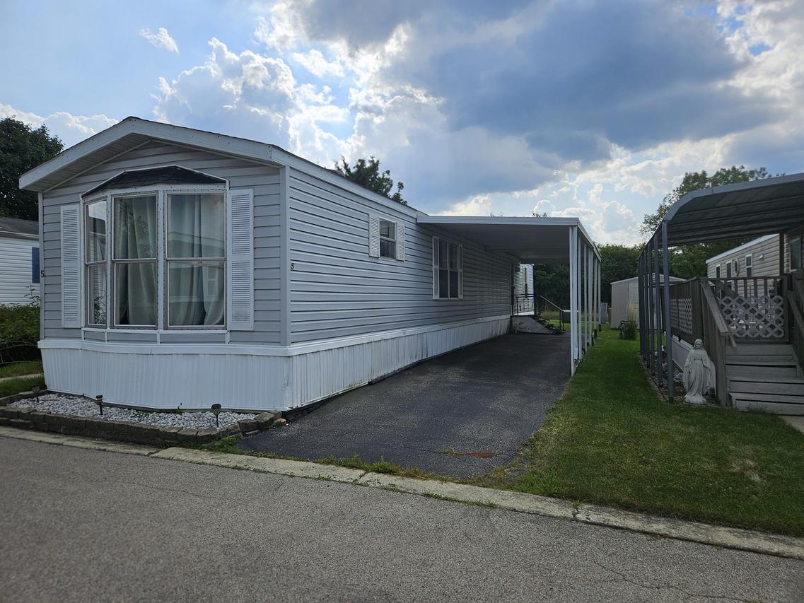 27W370 Geneva Rd. #5, West Chicago, IL 60185