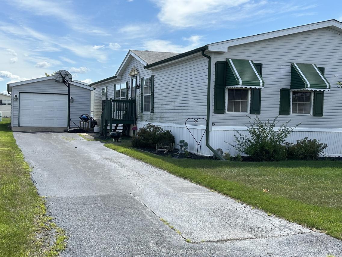 13 Swallow Ln., Beecher, IL 60401