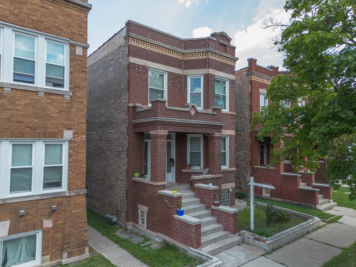 2215 S Elmwood Ave., Berwyn, IL 60402