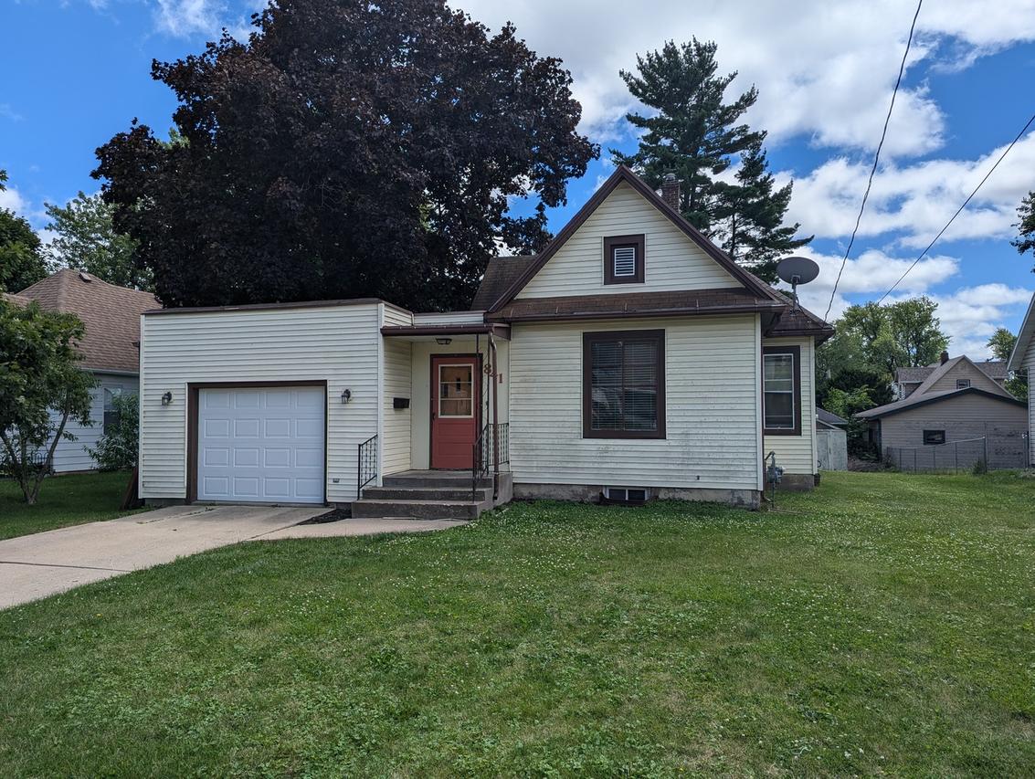 841 W Chestnut St., Freeport, IL 61032