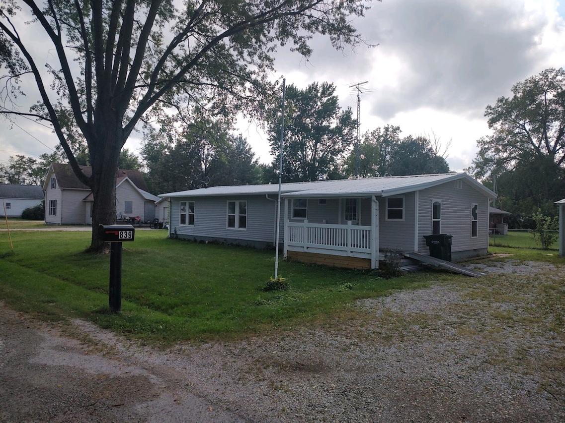 839 Grove Ave., Neoga, IL 62447