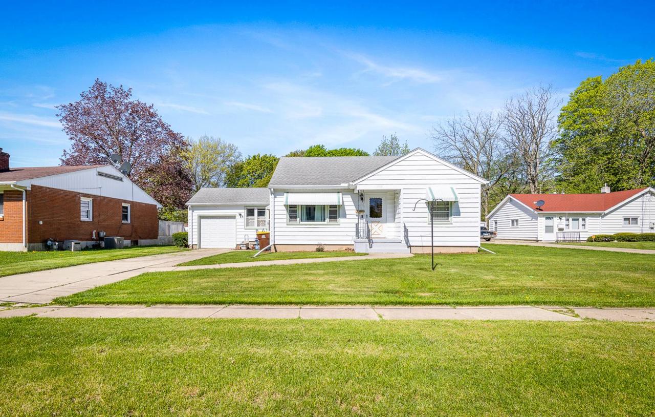 1456 S Carroll Ave., Freeport, IL 61032