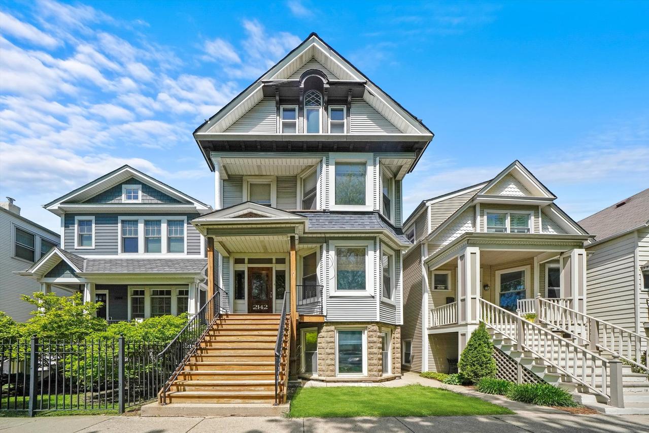 2142 W Warner Ave., Chicago, IL 60618